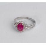 Ring, 18kt Weißgold, Rubin ca. 1.60 ct., 22 Brillanten und 12 Diamantbaguettes zus. ca. 0.75 ct., c