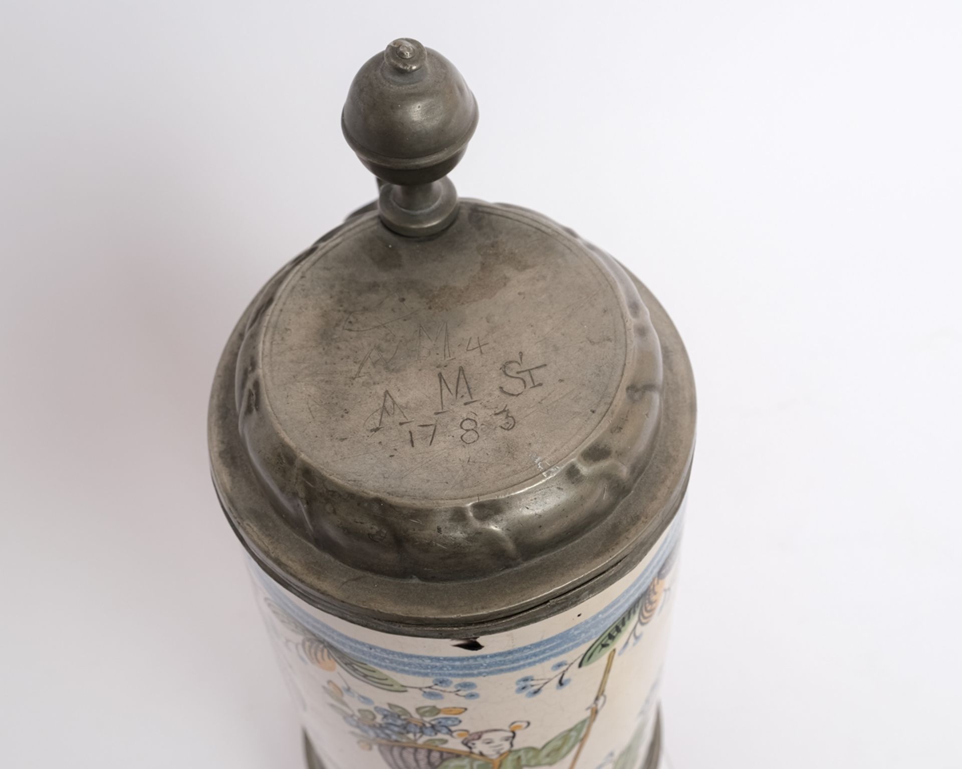 Walzenkrug, wohl Thüringen, 18. Jh., Fayence, bunte Scharffeuerfarben auf hellem Grund, wandernder  - Bild 5 aus 5