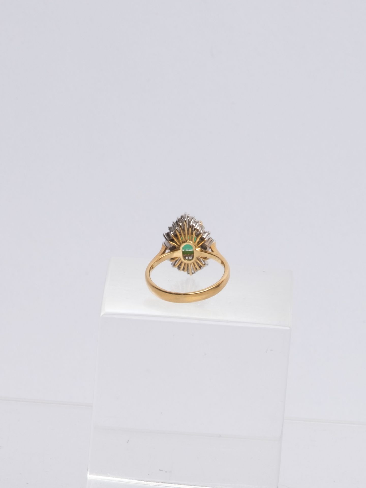 Ring, 18kt Gelbgold, Smaragd ca. 1.0 ct., Diamanttrapez, Brillanten, ca. 4.0 g, RM 50 - Bild 2 aus 2