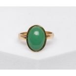 Ring, 14kt Gelbgold, Chrysopras-Cabochon, ca. 5.4 g, RM 59