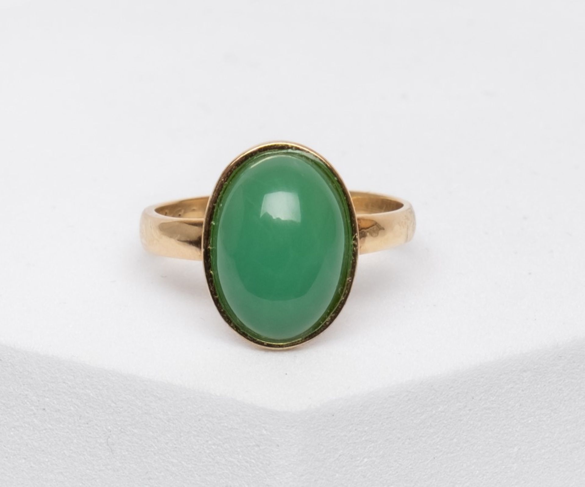 Ring, 14kt Gelbgold, Chrysopras-Cabochon, ca. 5.4 g, RM 59