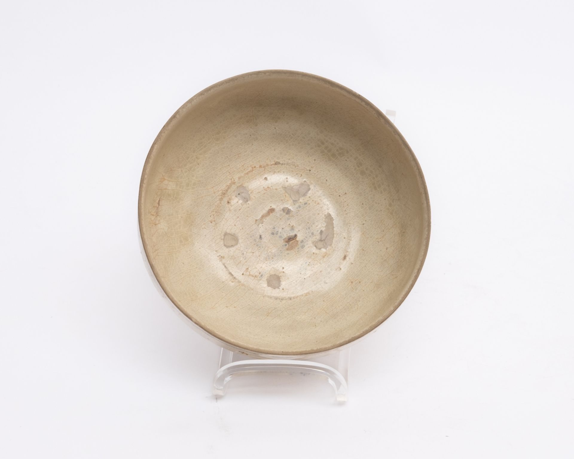 Schale, Vietnam, womöglich Tran-Dynastie 13./14. Jh., womöglich Chua Dau, Steingut, elfenbeinfarben - Bild 2 aus 3