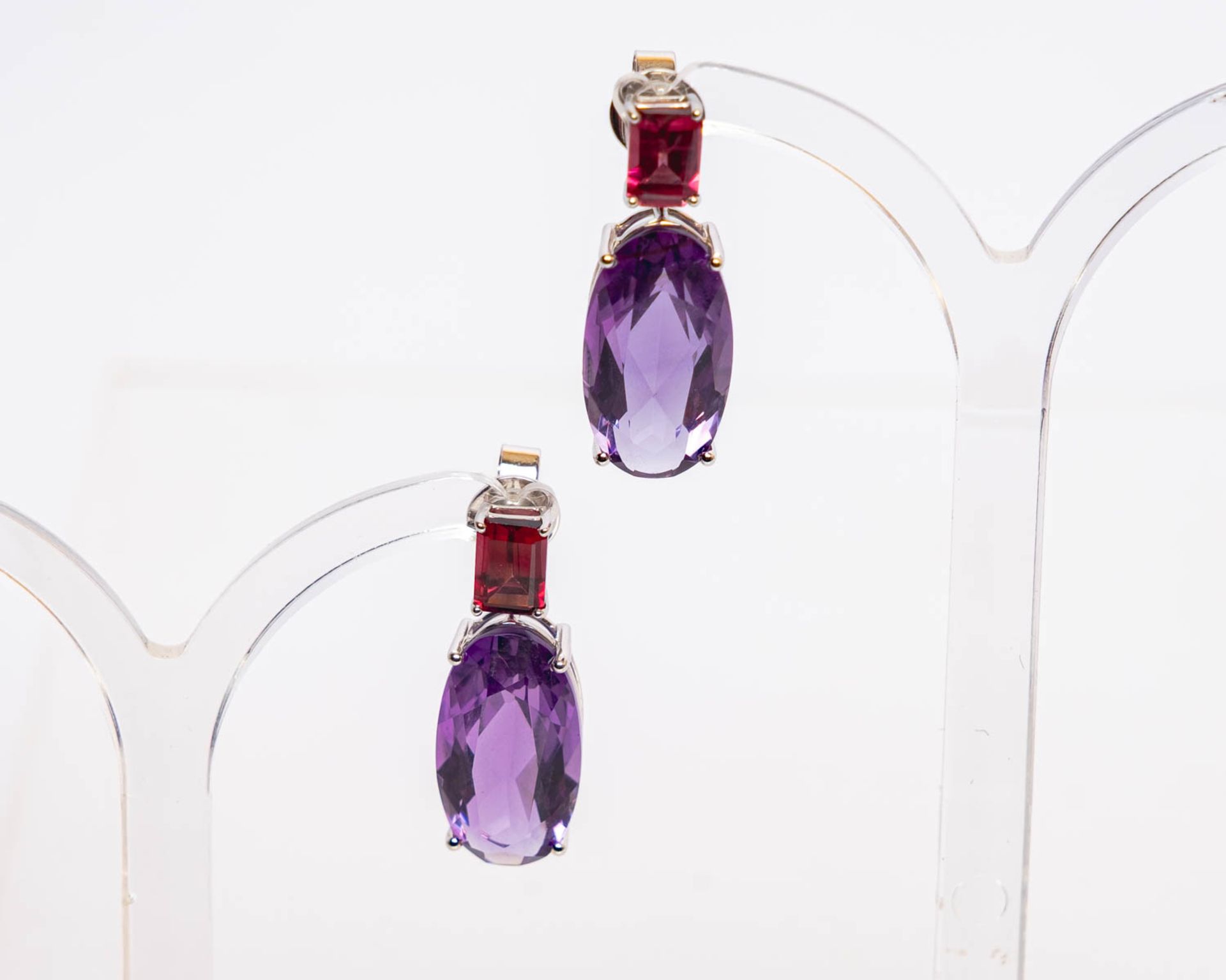 Paar Ohrstecker, als Hänger, 18kt Weißgold, Amethyste zus. ca. 16.8 ct., Rhodolithe zus. ca. 2.64 c