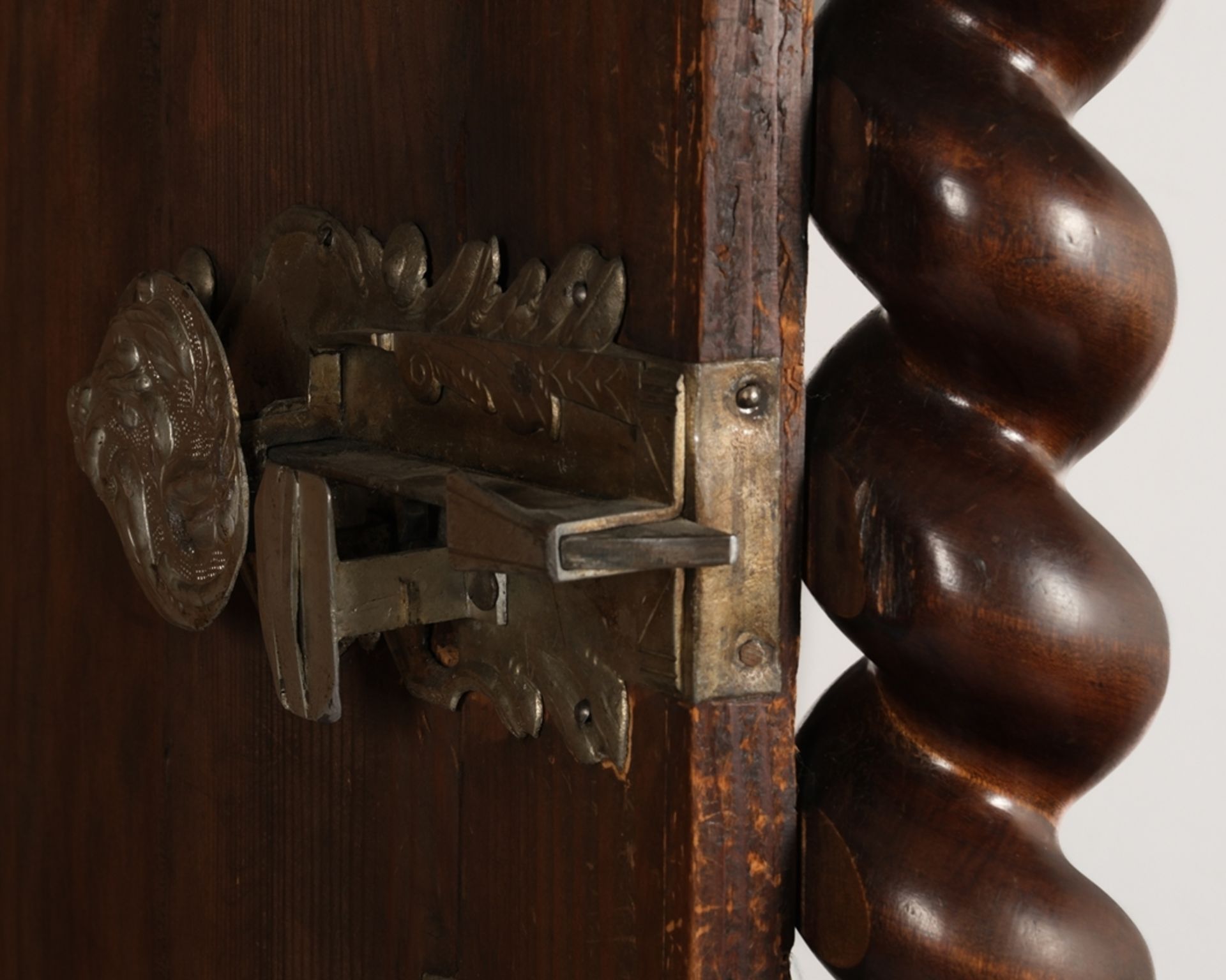 Barockschrank, Schwaben, 18. Jh., Eiche auf Weichholz, mittig teilbarer Korpus mit geschrägten Ecke - Bild 3 aus 5