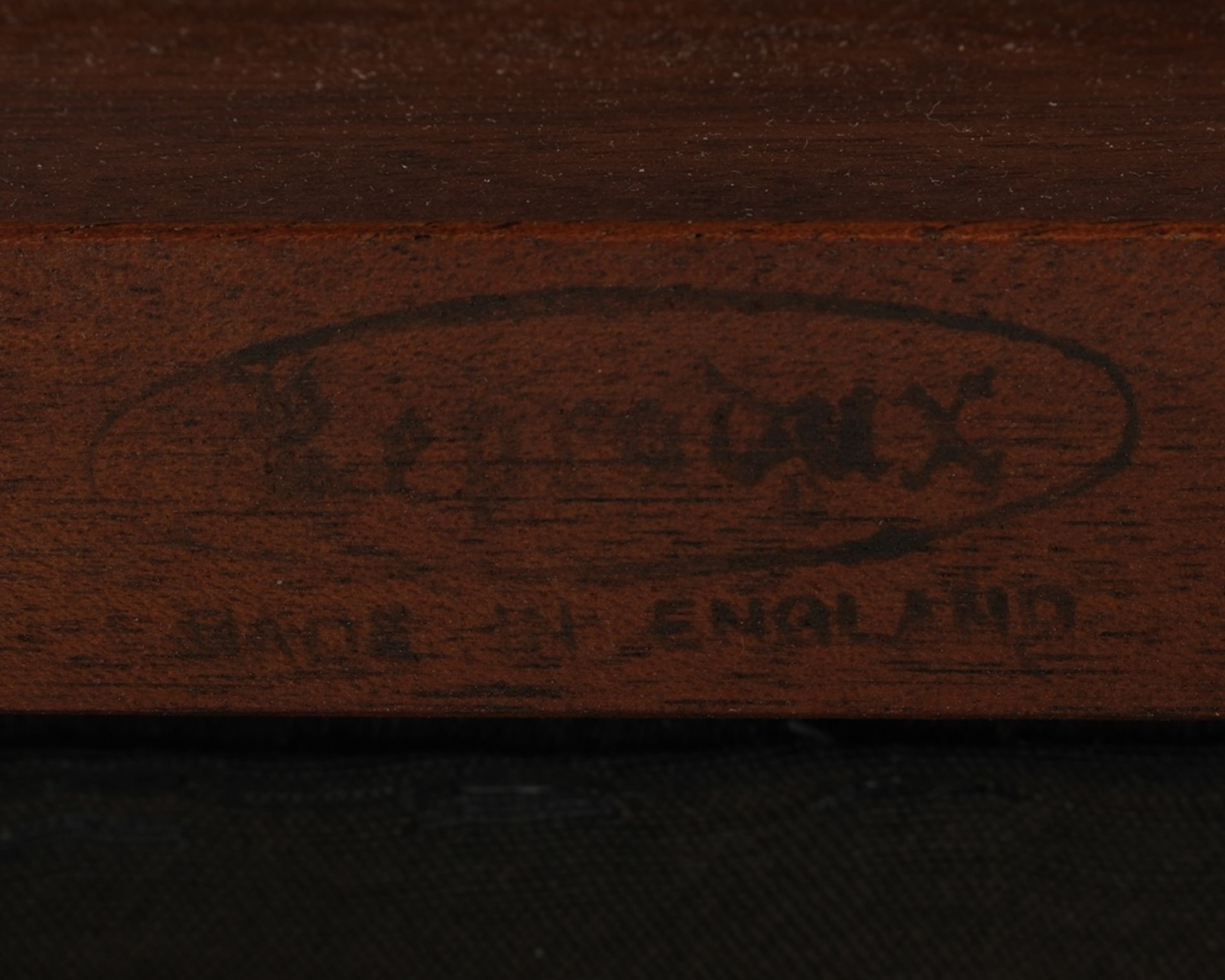 Klassizistischer Armlehnstuhl, England, 20. Jh., Mahagoni, schwarze Polsterbezüge in Rosshaar, H. 8 - Bild 5 aus 5