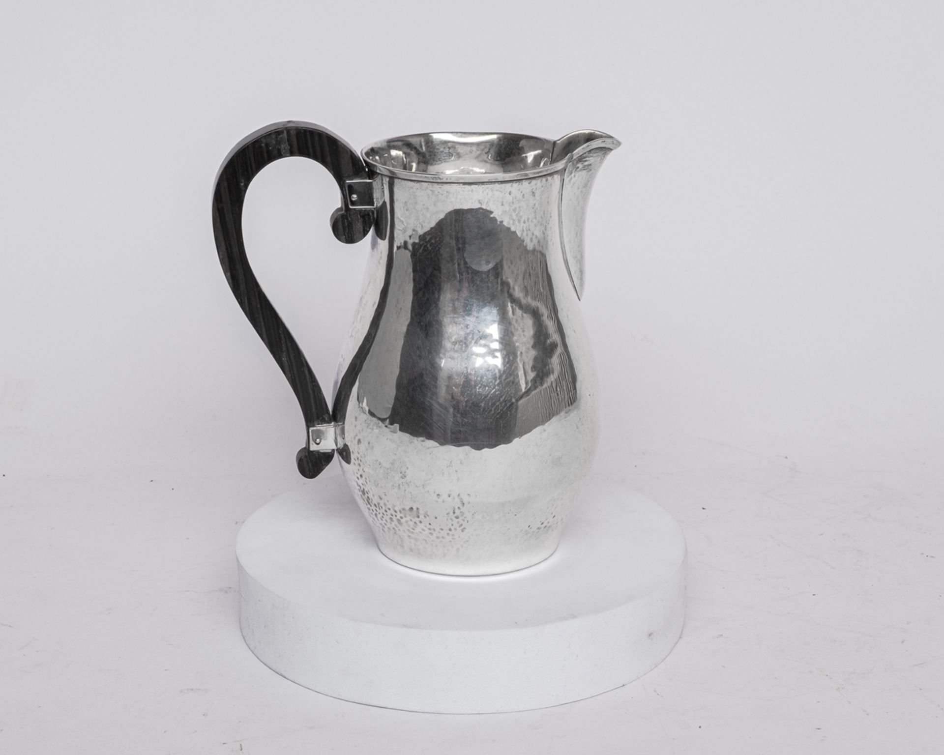 Schenkkanne, Silber 835, Bruckmann, gebaucht, martellierte Struktur, profilierter Rand mit kurzem A