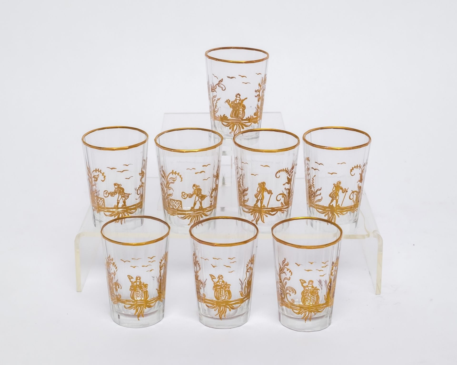 8 Bechergläser, 19./20. Jh., farbloses Kristallglas, goldgemalter Rokokodekor, Goldrand, konisch Fo