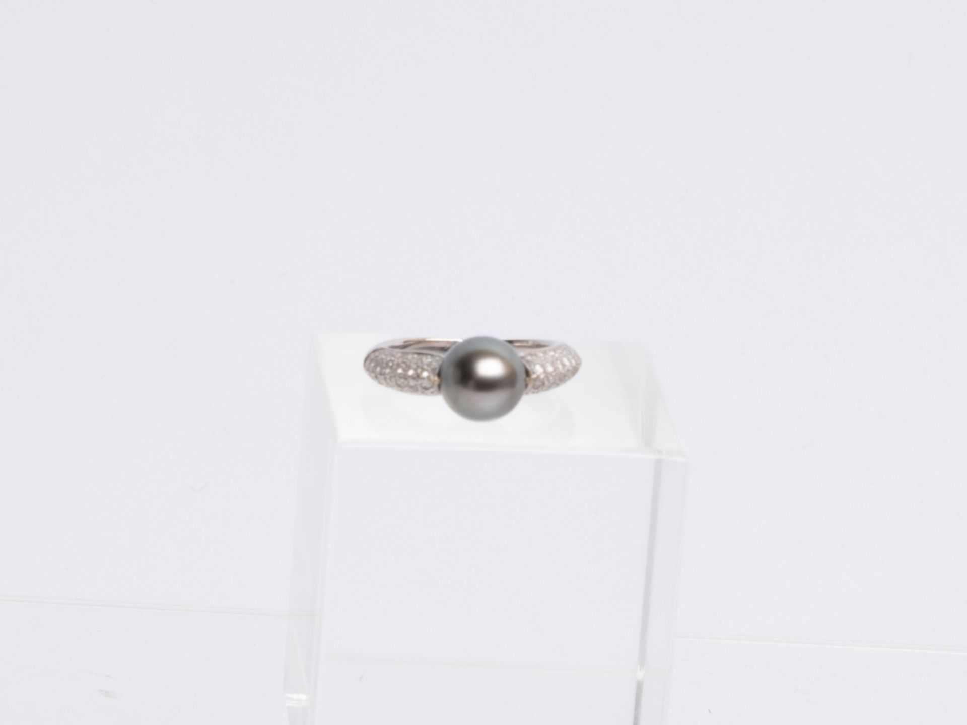 Ring, 18kt Weißgold, 1 Tahitiperle ø ca. 1 cm, drehbar, Brillantbesatz, ca. 9.4 g, RM 57