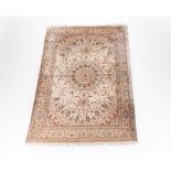 Isfahan, Iran, Seide auf Seide, feine Knüpfung, ca. 2.93 x 1.94 m, teilweise verschmutzt