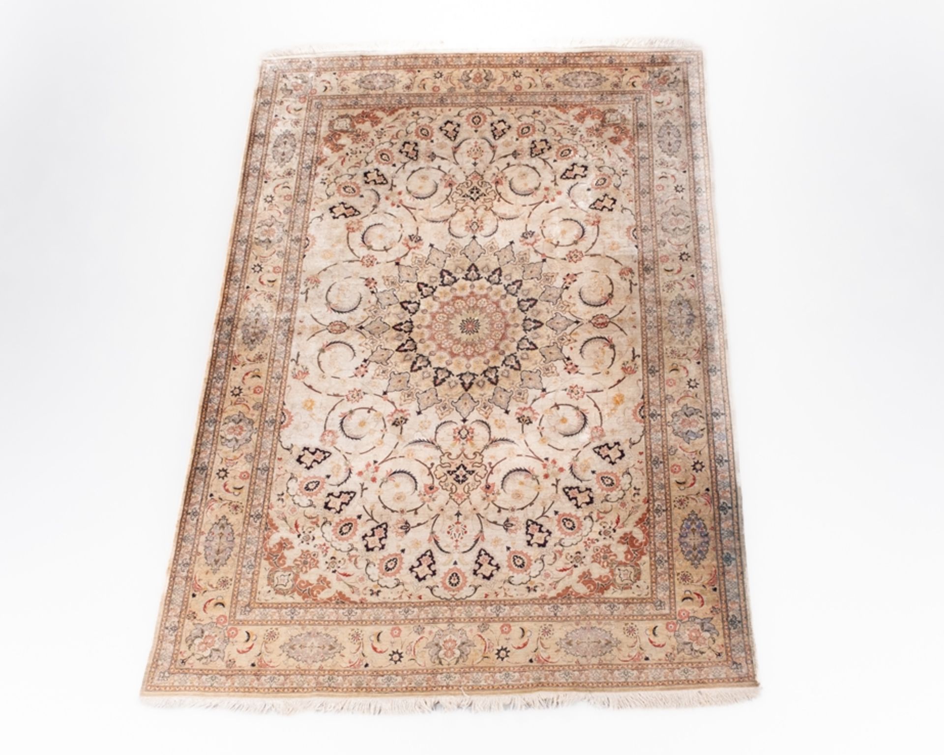 Isfahan, Iran, Seide auf Seide, feine Knüpfung, ca. 2.93 x 1.94 m, teilweise verschmutzt