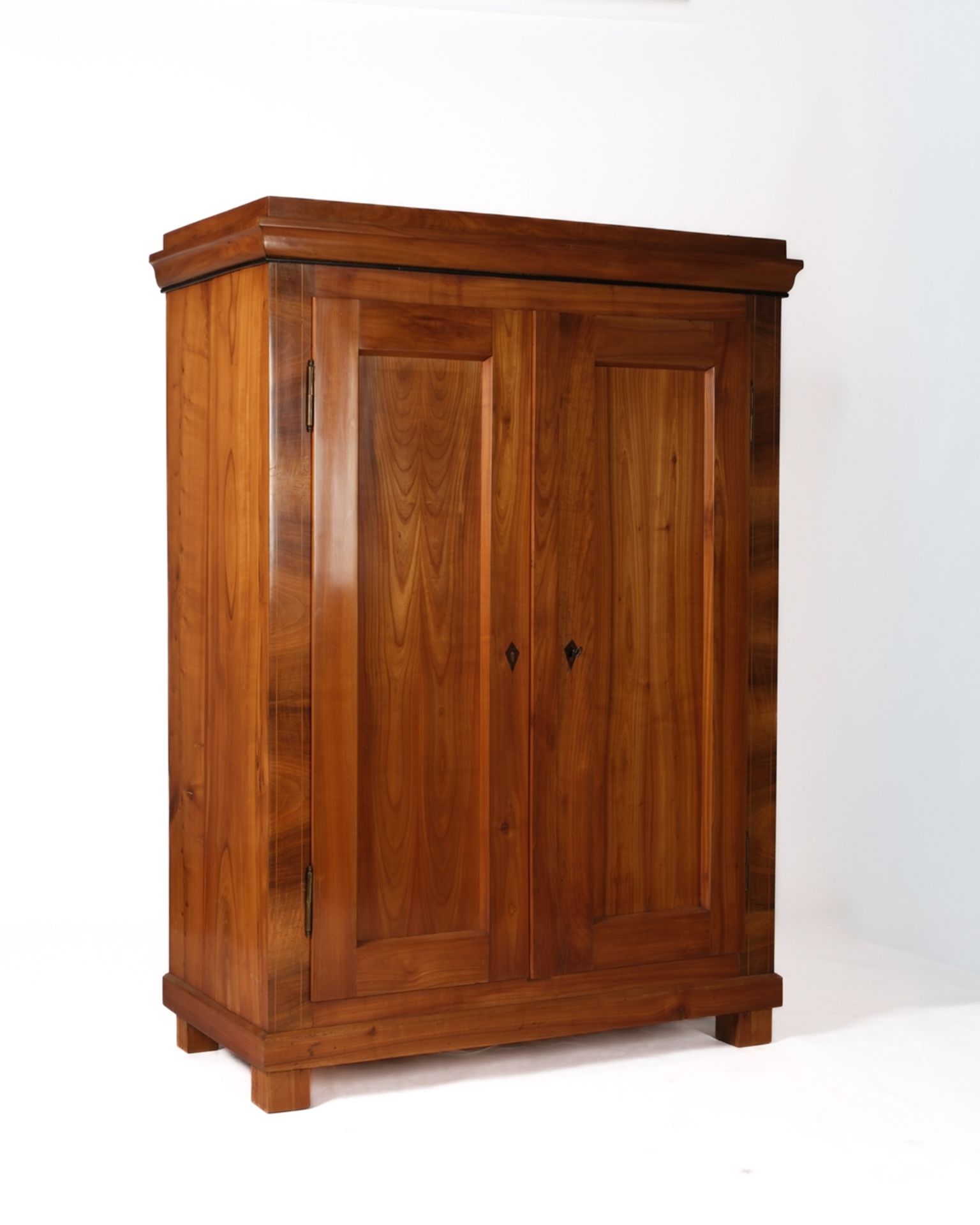 Biedermeierschrank, süddt., um 1825, Kirschbaum massiv, niedriger zweitüriger Korpus mit vorkragend - Bild 2 aus 5