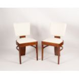Paar Stühle, Art Déco, Nussbaum, weiße (Kunst-)Lederbezüge, H. 83.5 cm, Lackpolitur