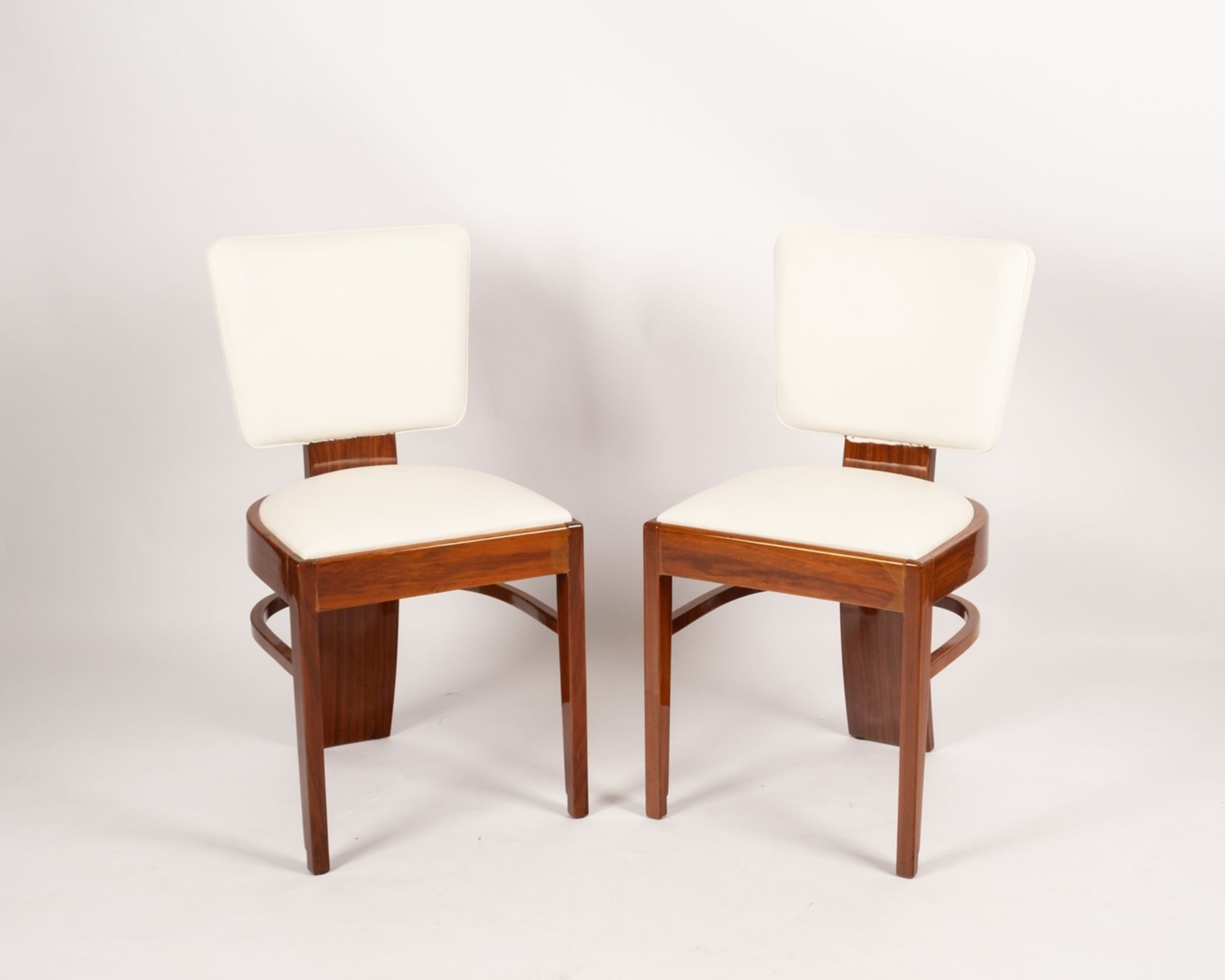 Paar Stühle, Art Déco, Nussbaum, weiße (Kunst-)Lederbezüge, H. 83.5 cm, Lackpolitur