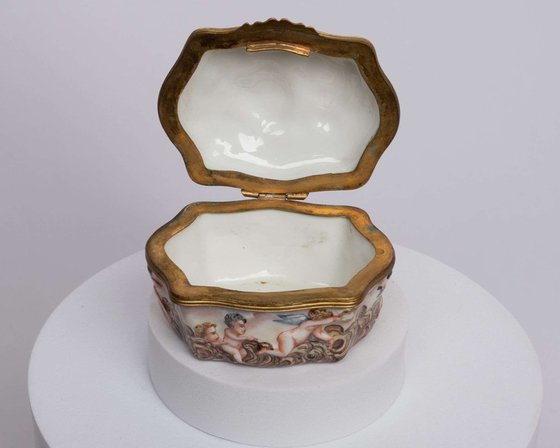 2 Tabatièren, Ernst Bohne Söhne, Rudolstadt, verschieden, reliefierte Puttendekore, polychrom und g - Bild 4 aus 10