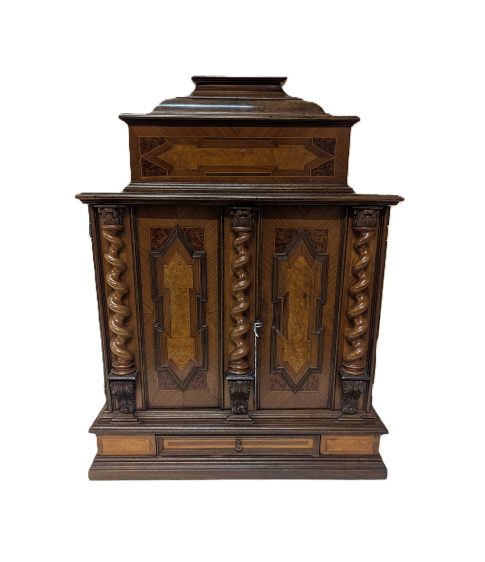 Barockes Tischkabinett, süddt., 18. oder 19. Jh., Nussbaum, Nussmaser, Vogelaugenahorn u.a. auf Wei