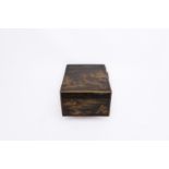 Lackdose, Japan, Ende 19. Jh., Schwarzlack mit Goldlackdekor, rechteckig, Flusslandschaft mit Pavil