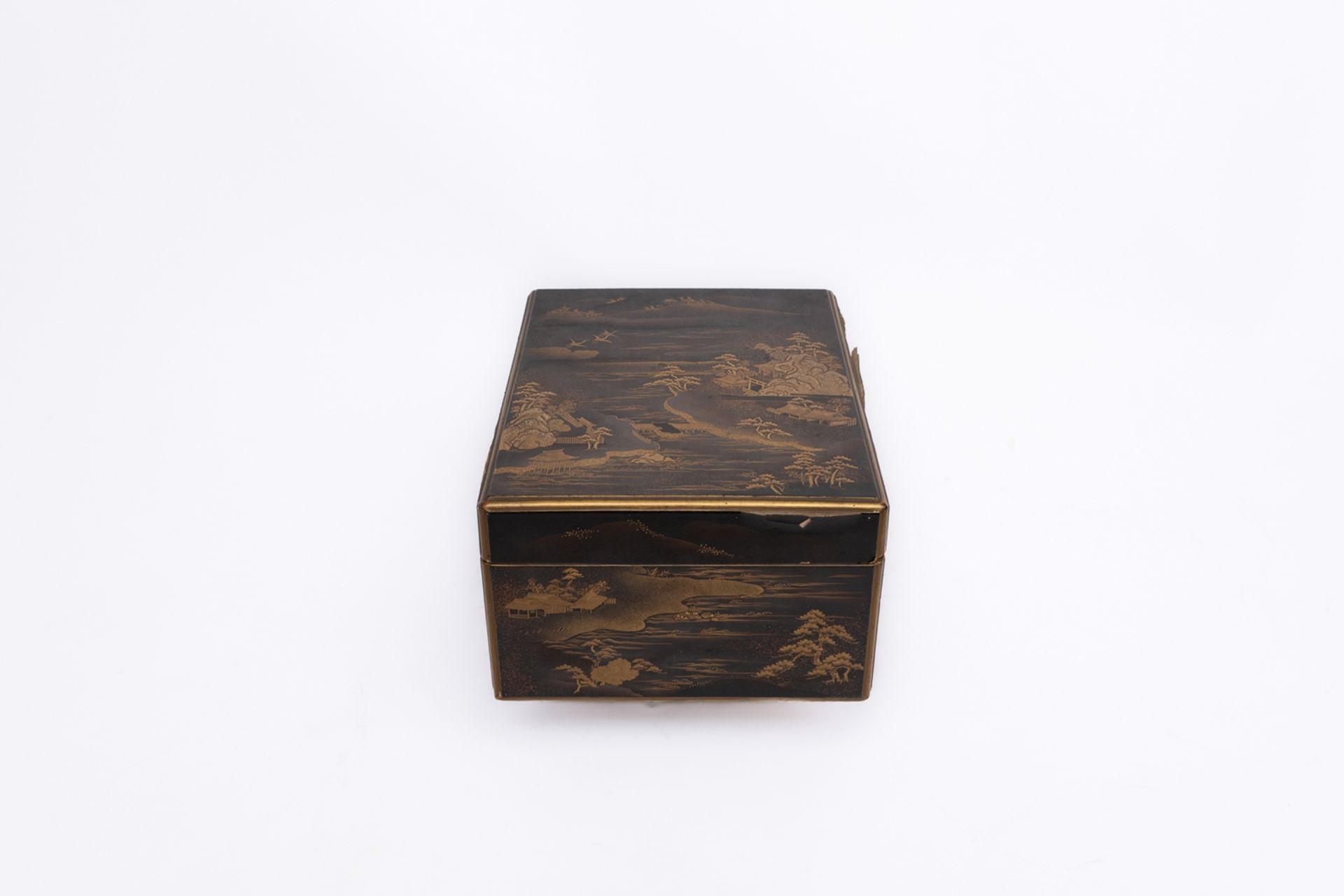 Lackdose, Japan, Ende 19. Jh., Schwarzlack mit Goldlackdekor, rechteckig, Flusslandschaft mit Pavil