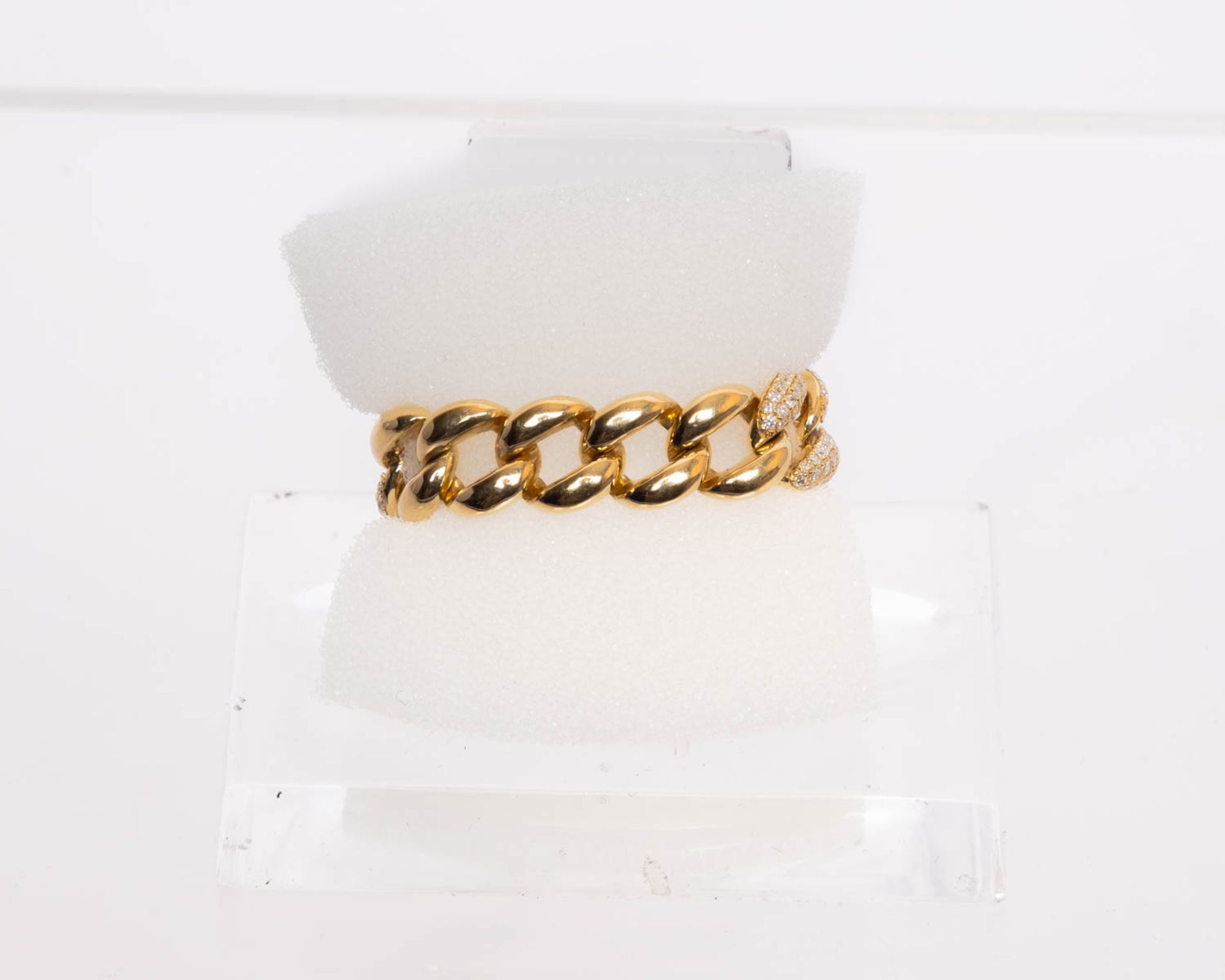 Kettenring, 18kt Gelbgold, Brillanten zus. ca. 0.75 ct., etwa tw-w/si, ca. 6.4 g, RM 55 - Bild 2 aus 2