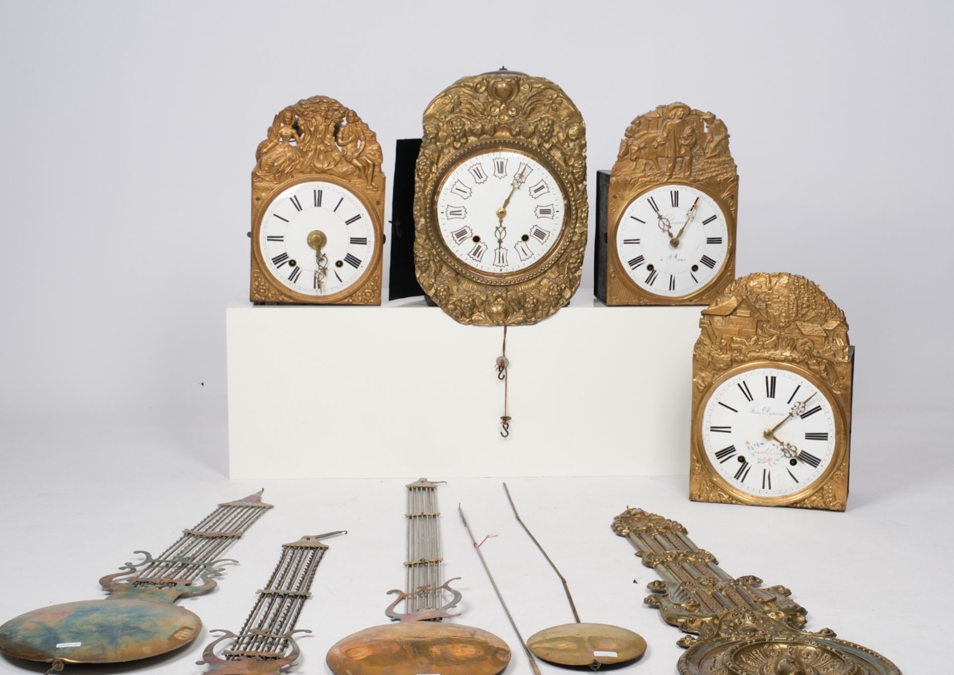 Konvolut von 4 Comtoisen, Frankreich, 18./19. Jh., davon zwei signiert: "Frederic Depierre á ...(?) - Bild 2 aus 2