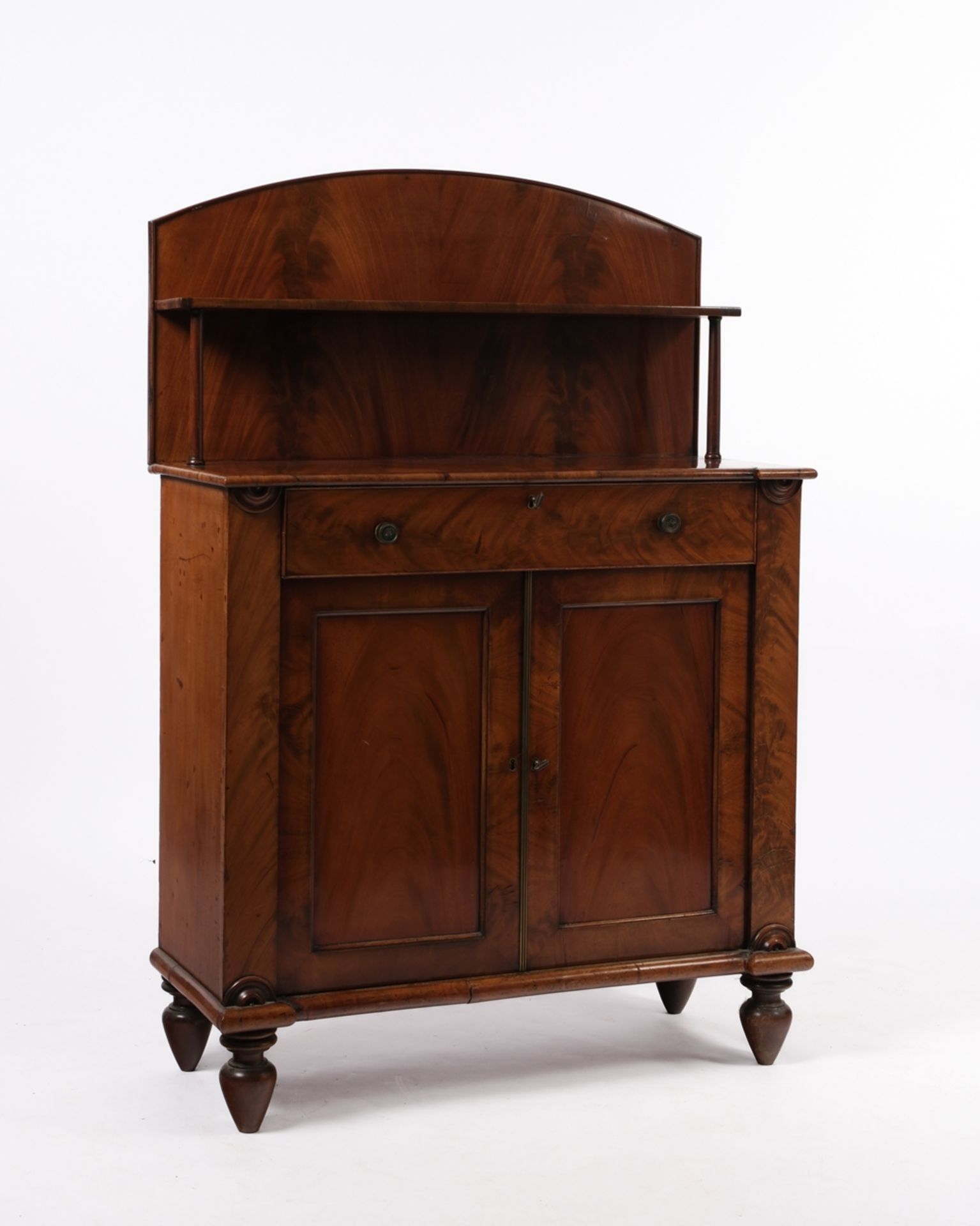Kleine Kredenz / Halbschrank, 19. Jh., Pyramidenmahagoni spiegelfurniert, zweitüriger Korpus mit Ko - Bild 2 aus 5