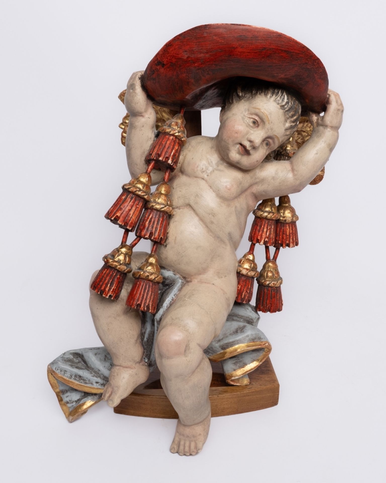 "Putto mit Kardinalshut", wohl süddeutsch 20. Jahrhundert, Holz, farbig gefasst, 45 cm hoch, verso 