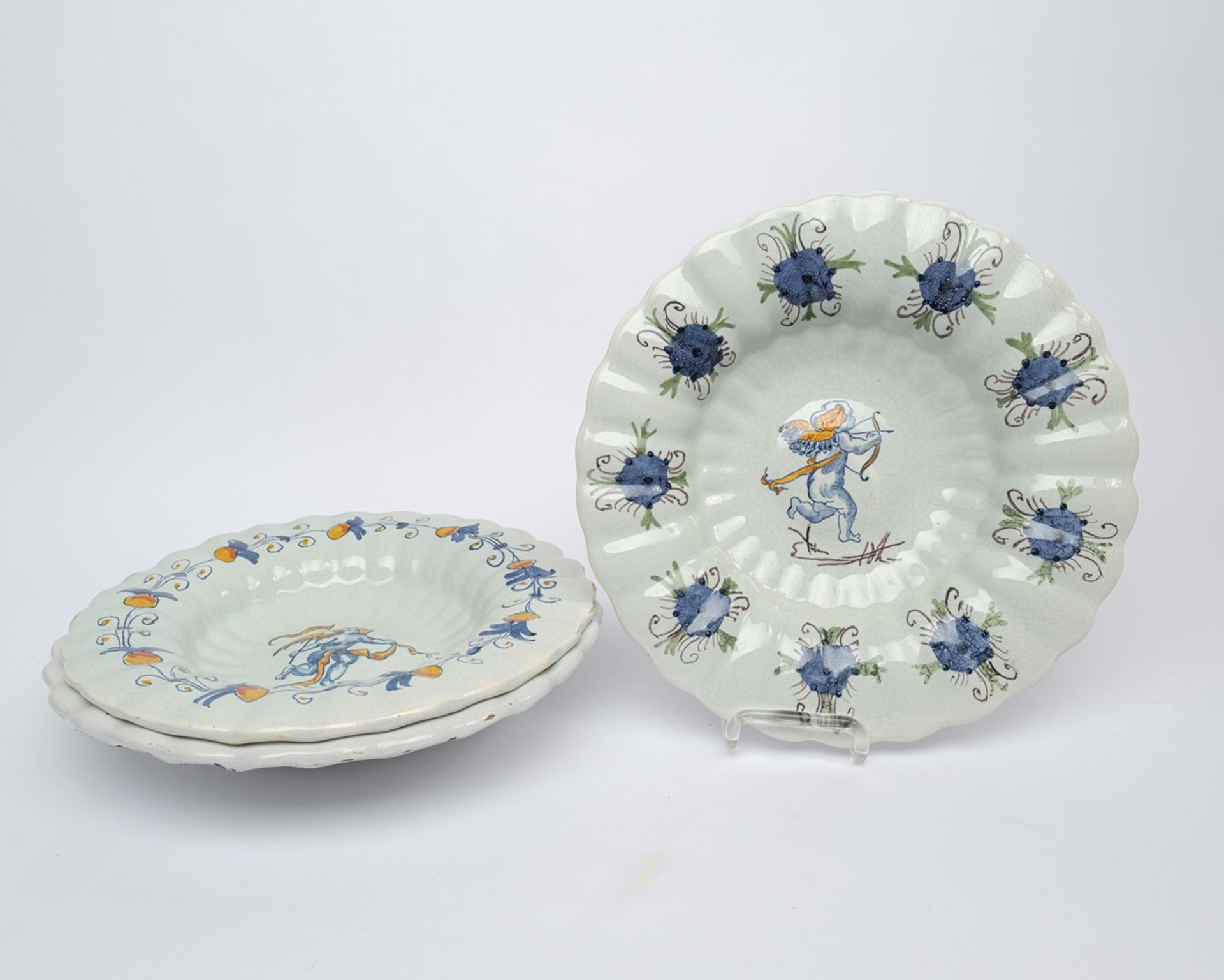 Konvolut 3 Teller und 4 Platten, Fayence, diverse Motive und Dekore, ø ca. 23-32 cm, Randabplatzung - Bild 4 aus 8