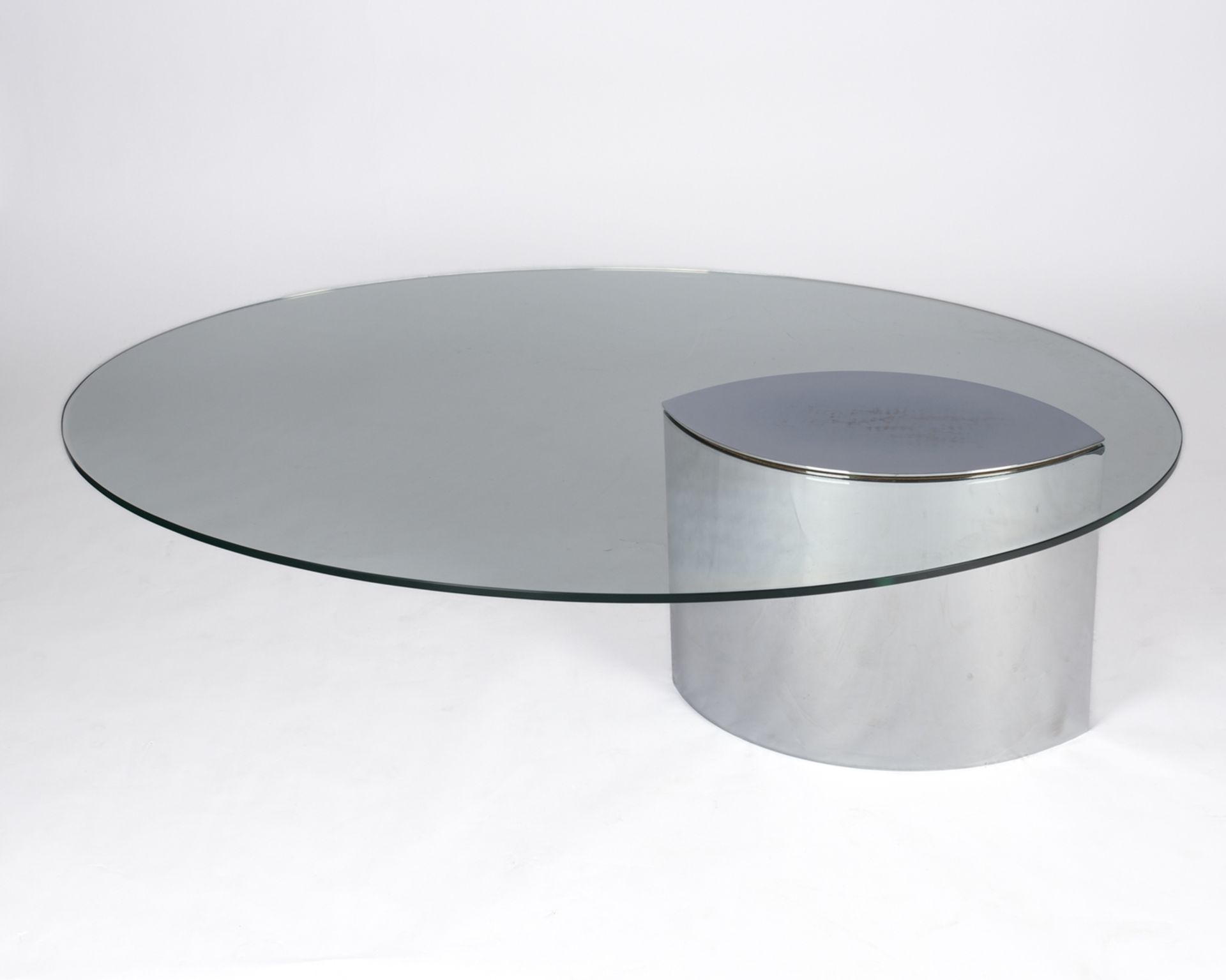 Moderner Designercouchtisch, 2. Hälfte 20. Jh., ovale Platte in Glas, elliptischer Sockel in Chroms