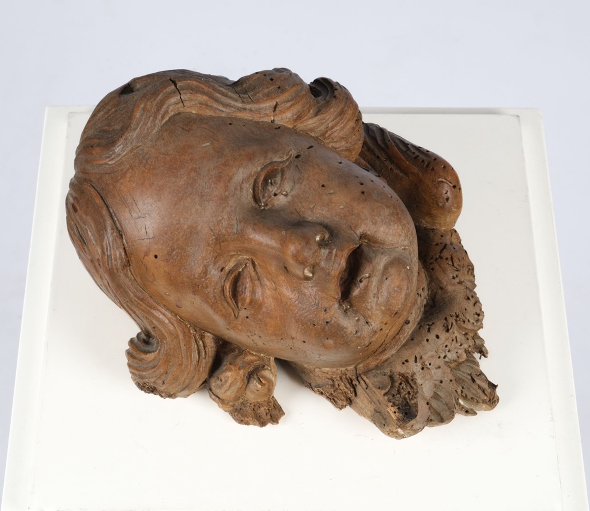 "Kopf eines Puttos", deutsch 18. Jahrhundert, 28 cm hoch, Spuren eines Anobienbefalls (inaktiv), Ri - Bild 2 aus 4