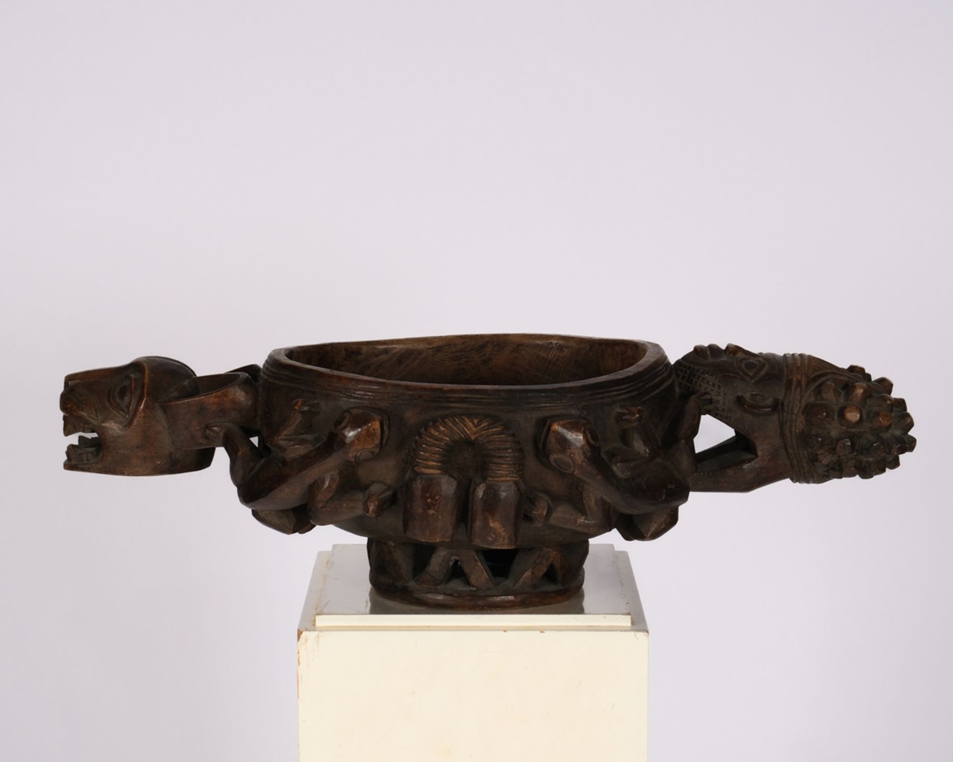 Königsschale, Bamileke, Kameruner Grasland, Afrika, Holz, geschnitzt, ovale Form auf durchbrochenem