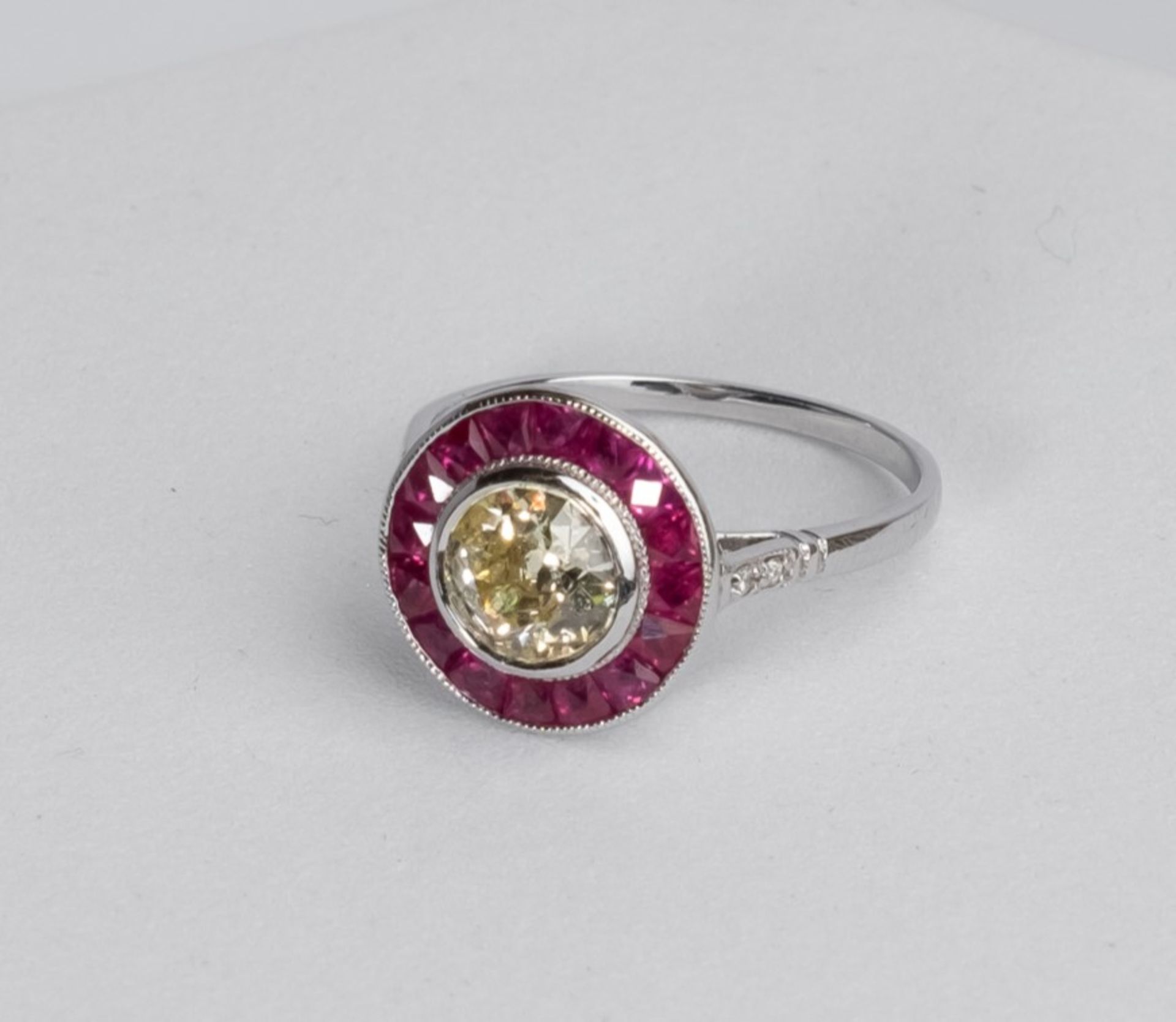 Ring, Art Déco Stil, 14kt Weißgold, 1 Brillant ca. 1.00 ct., Sunny yellow, 4 kleine Brillanten, 16 