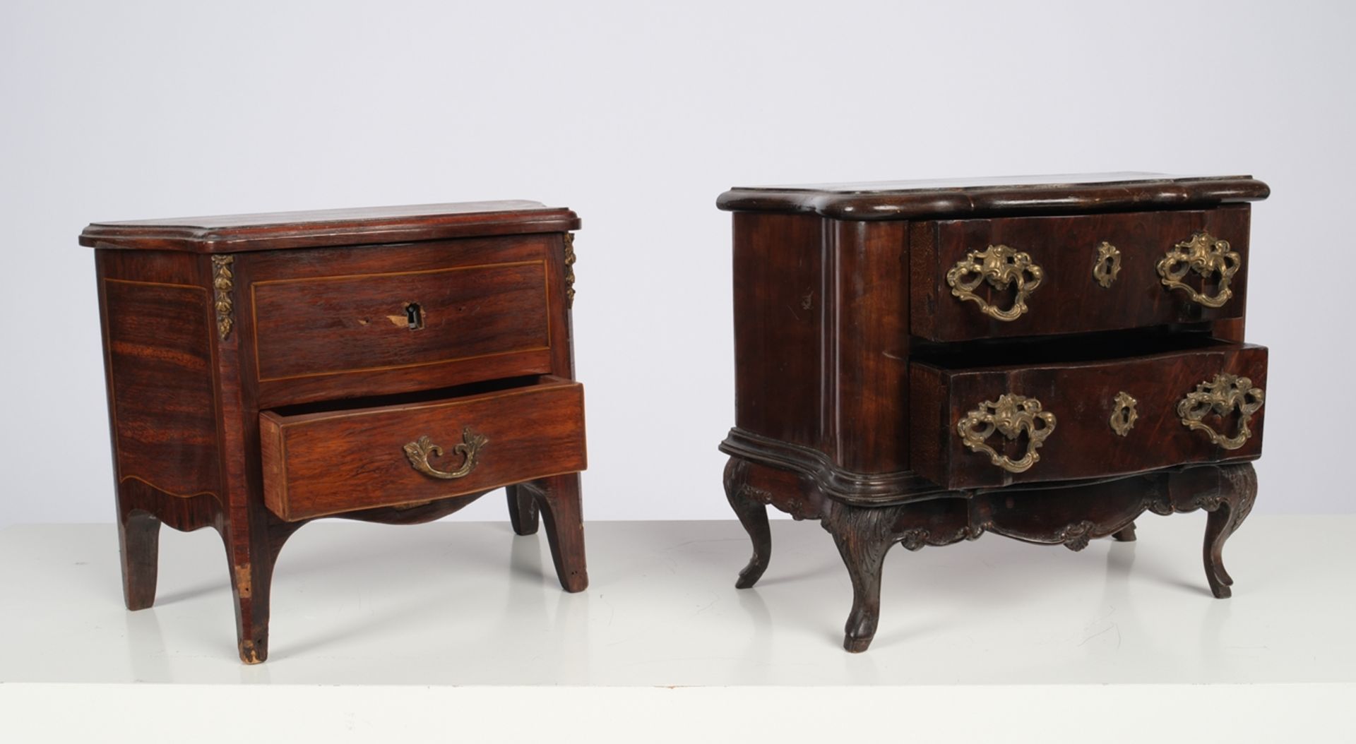 2 Modellkommoden im Stil des Barock, 20. Jh., einmal mit aufklappbarer Platte, 24 x 29 x 15 cm und  - Bild 3 aus 5