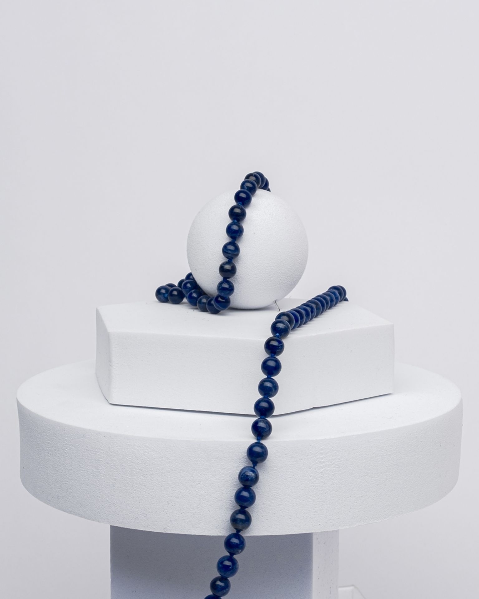 3 Ketten und 1 Armband, blaue Edelsteinkugeln ø ca. 7.5-8 mm, ca. 17 cm, 37 cm, ca. 64 cm und 102 c - Bild 2 aus 2