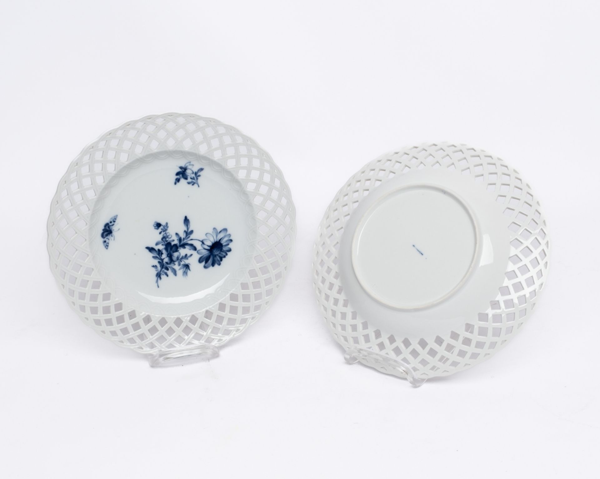 5 Durchbruchteller, KPM Berlin, um 1800, Fahne mit Korbgeflecht, Spiegel mit Blumen und einem Falte - Bild 2 aus 2