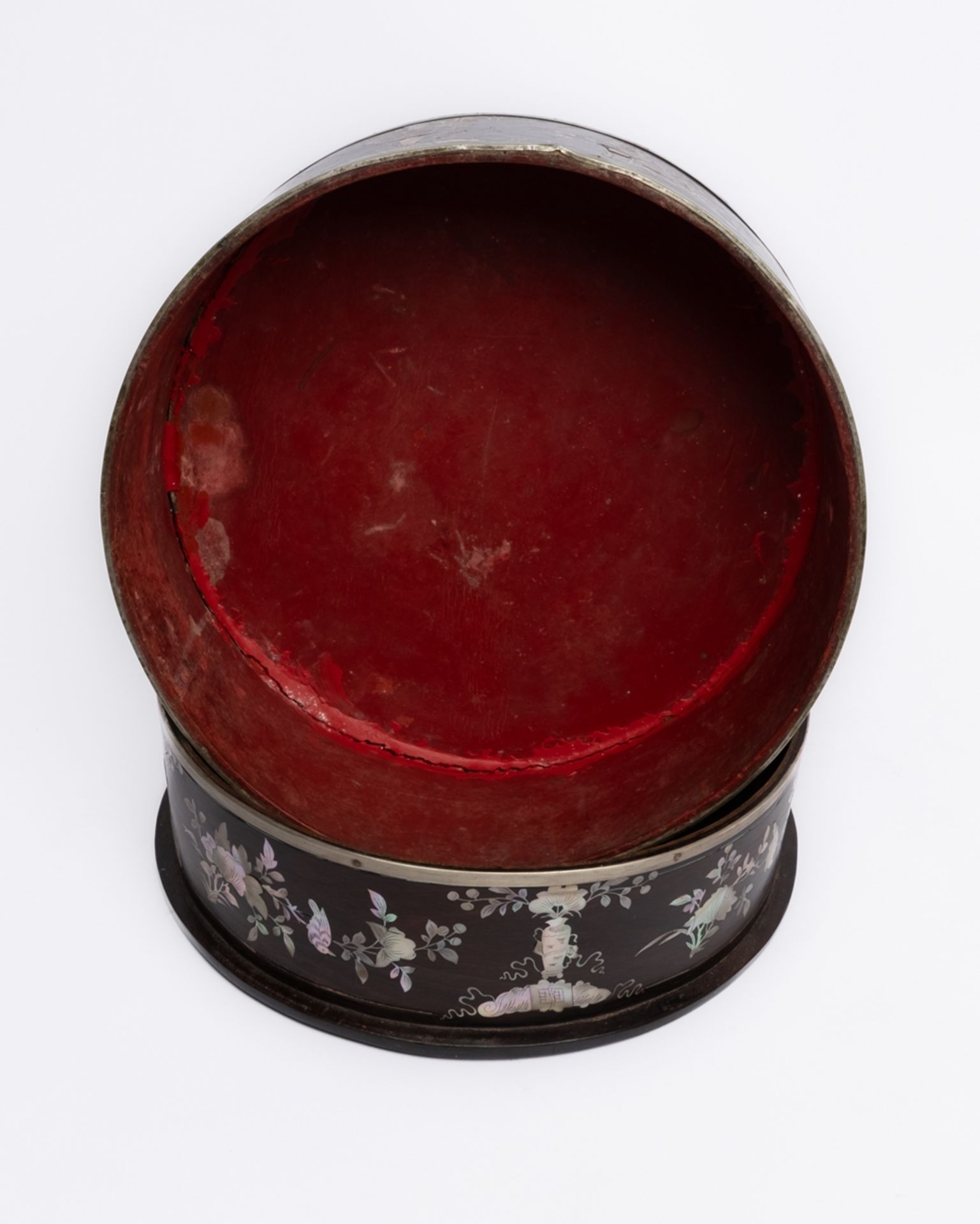 Speisebehälter, Vietnam, Ende 19. Jh., Holz, Perlmuttintarsien mit figuraler Landschaft, Blüten und - Bild 4 aus 5