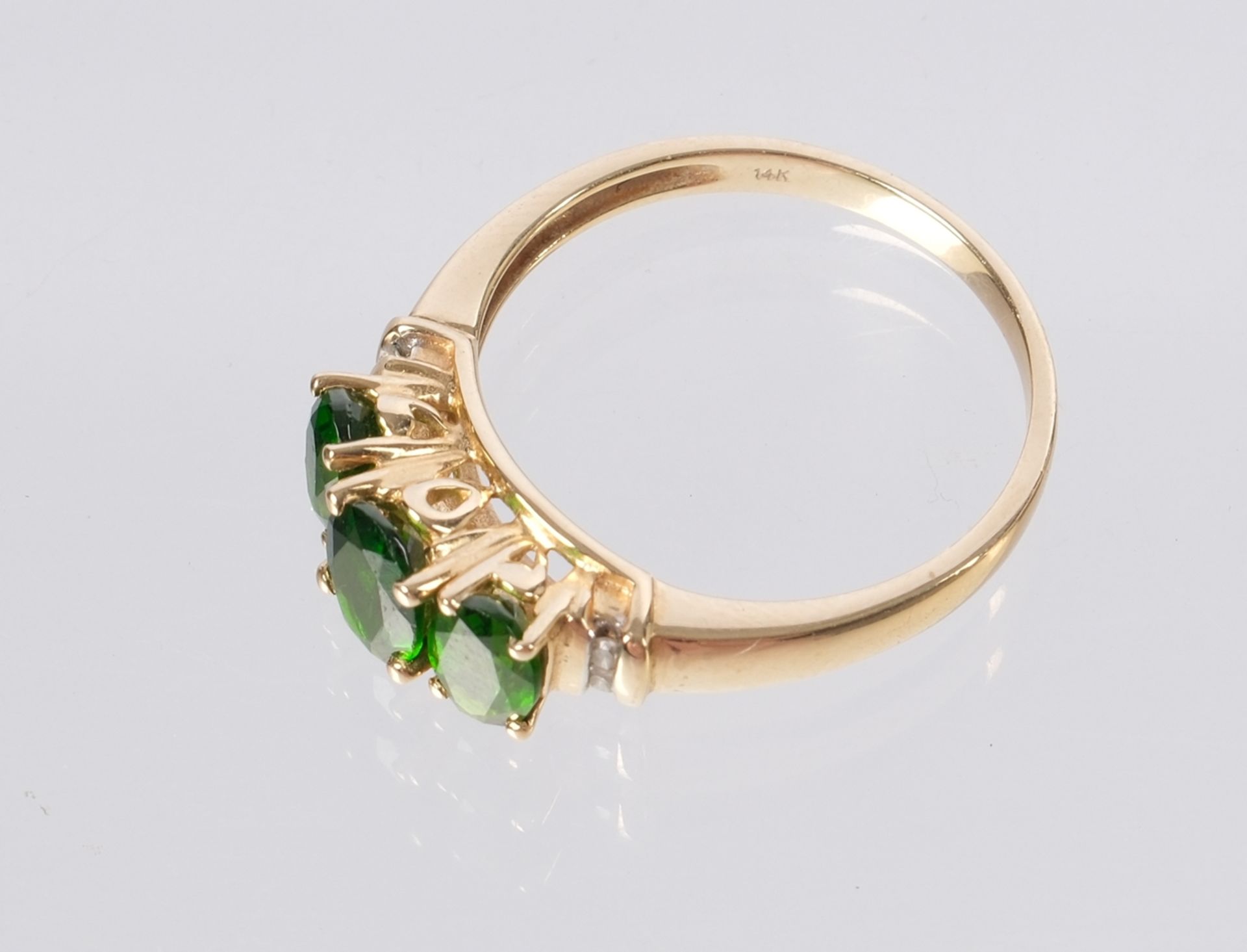 Ring, 14kt Gelbgold, 3 grüne Farbedelsteine, wohl Peridot, kleine Diamanten, ca. 3.5 g, RM 58 - Bild 4 aus 5