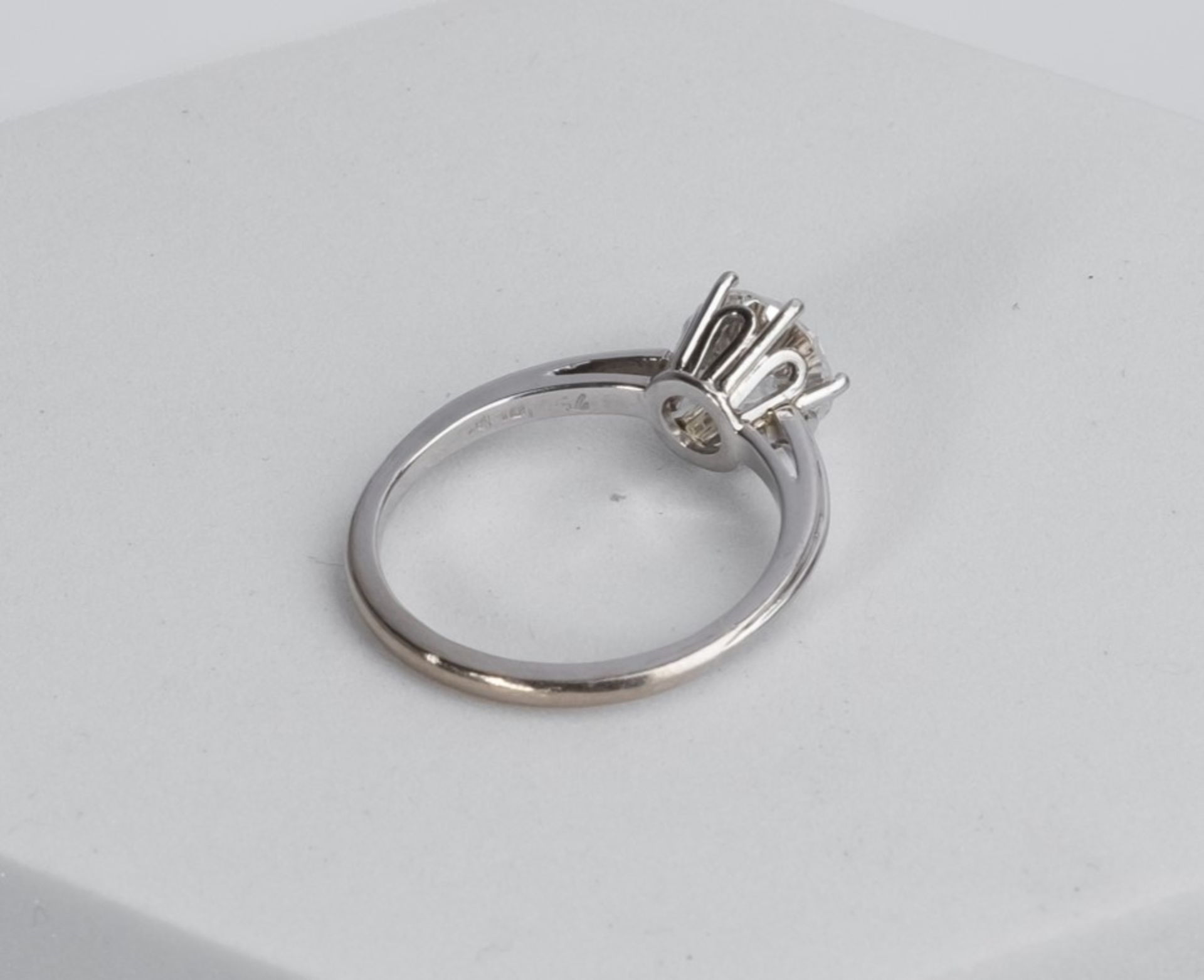 Solitärring, 18kt Weißgold/Pt 950, Brillant ca. 1.75 ct., E-G/if-vvs, ca.3,9 g, RM 56.5 - Bild 2 aus 2