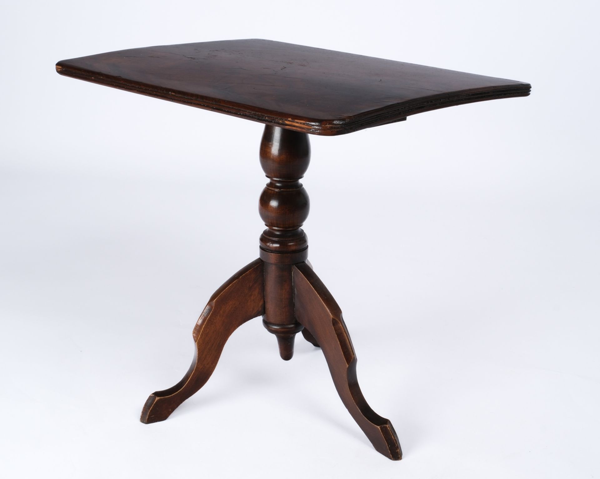 Beistelltischchen, England, 19. Jh., Mahagoni, rechteckige Platte auf dreipassigem Fuß, 50 x 52.5 x - Bild 2 aus 3
