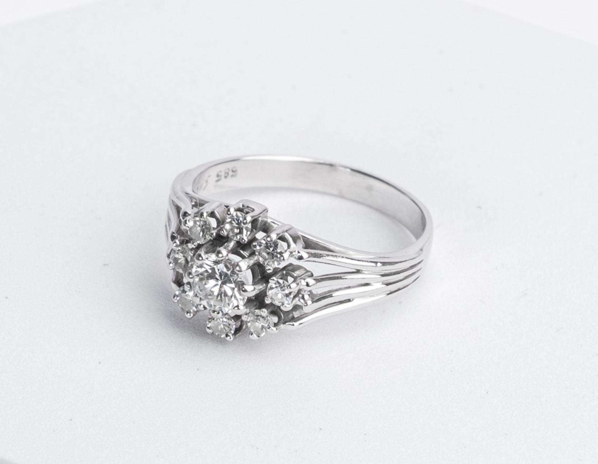 Ring, 14kt Weißgold, Brillant, 9 kleine Brillanten, zus. ca. 0.90 ct., ca. 4.8 g, RM 59