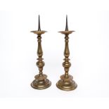 Paar Balusterleuchter, 18. Jh., Messing, Balusterschaft, getreppter Rundfuß, je einflammig, Kerzend