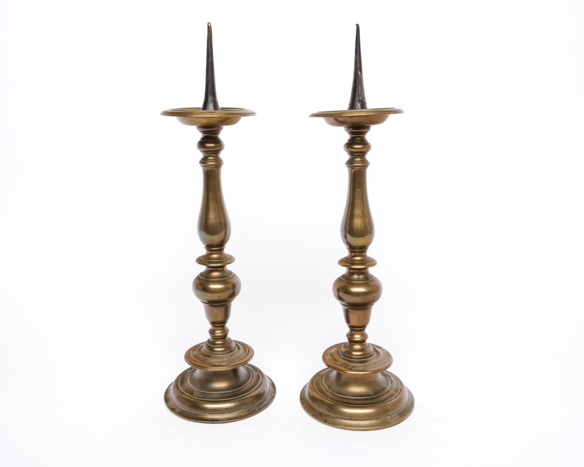 Paar Balusterleuchter, 18. Jh., Messing, Balusterschaft, getreppter Rundfuß, je einflammig, Kerzend