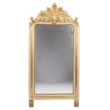 Wandspiegel mit bekrönender Kartusche, Barock-Stil, 19. Jh., der Rahmen mit weißer Fassung sowie te