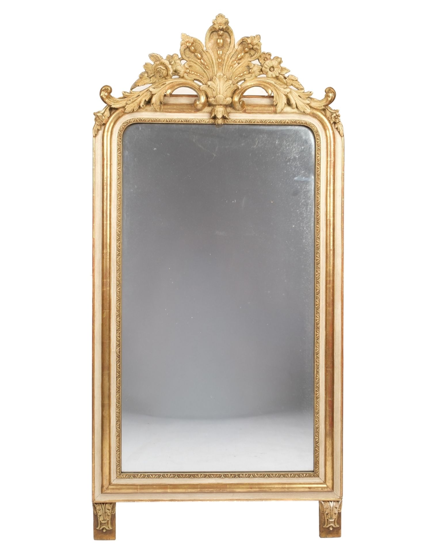 Wandspiegel mit bekrönender Kartusche, Barock-Stil, 19. Jh., der Rahmen mit weißer Fassung sowie te