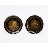Paar Zierteller, wohl Frankreich, Ende 19. Jh., Pappmaché, Schwarzlack mit figuralem Golddekor im c