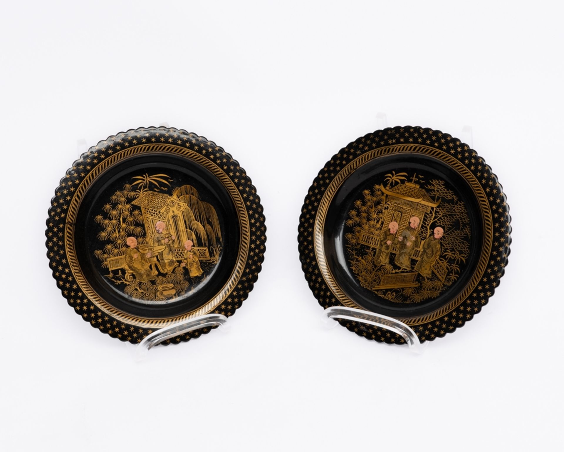 Paar Zierteller, wohl Frankreich, Ende 19. Jh., Pappmaché, Schwarzlack mit figuralem Golddekor im c