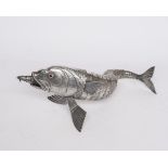 Gliederfisch, Silber 915, Spanien, Pedro López, beweglich, Glasaugen, mit einem kleinen Fisch im Ma
