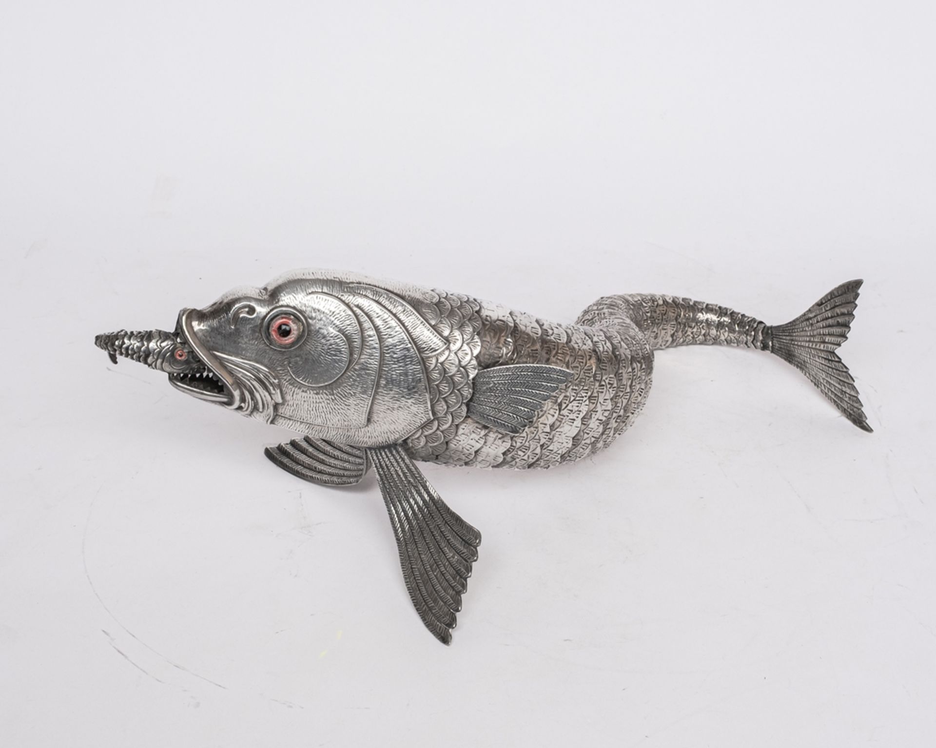 Gliederfisch, Silber 915, Spanien, Pedro López, beweglich, Glasaugen, mit einem kleinen Fisch im Ma