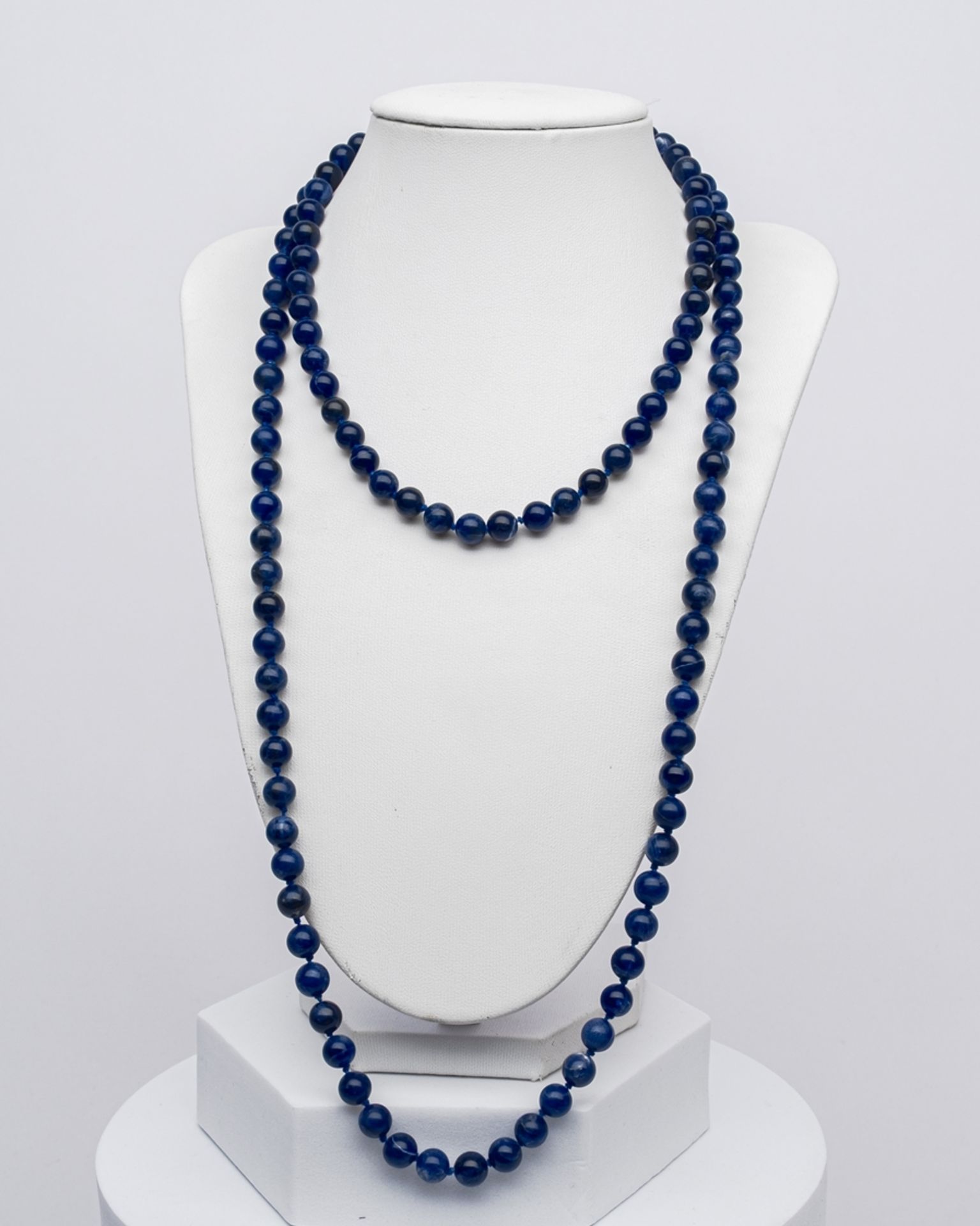 3 Ketten und 1 Armband, blaue Edelsteinkugeln ø ca. 7.5-8 mm, ca. 17 cm, 37 cm, ca. 64 cm und 102 c