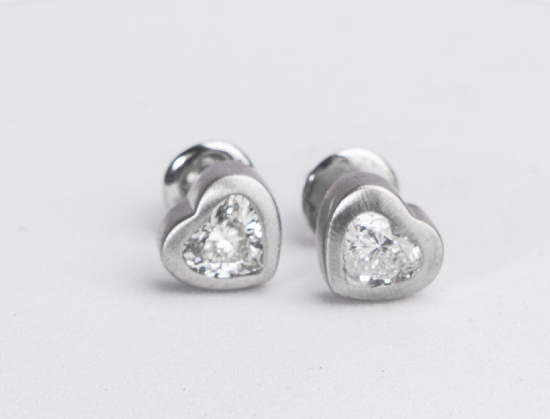Paar Ohrstecker, 18kt Weißgold, 2 Diamanten, Herzschliff, zus. ca. 1.00 ct., vs2, ca. 3.1 g