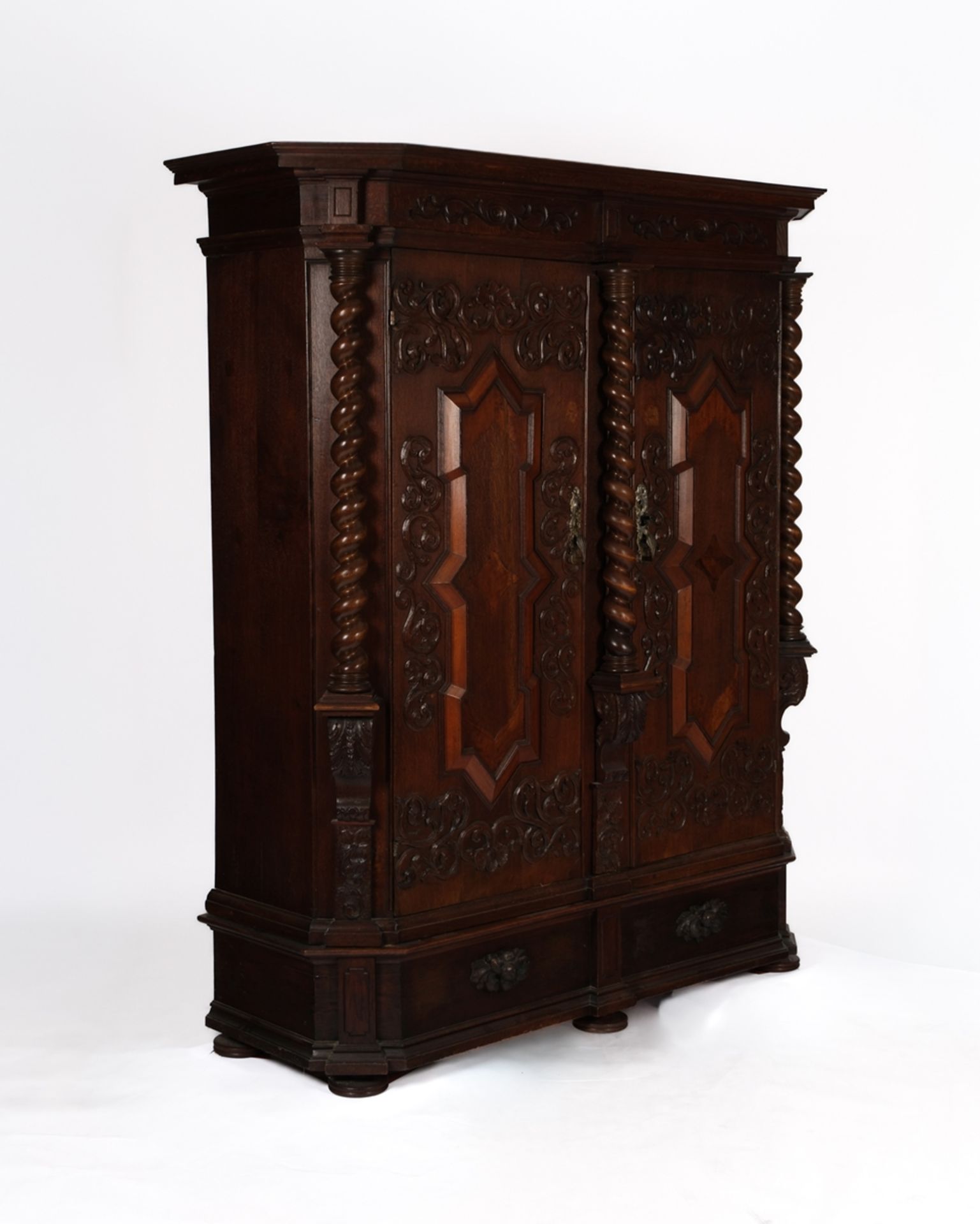 Barockschrank, Schwaben, 18. Jh., Eiche auf Weichholz, mittig teilbarer Korpus mit geschrägten Ecke - Bild 4 aus 5