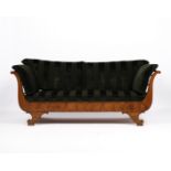 Gepolsterte Sitzbank des Biedermeier aus Haus Parzival, um 1825, Nussbaum, Korpus mit lyraförmig ge